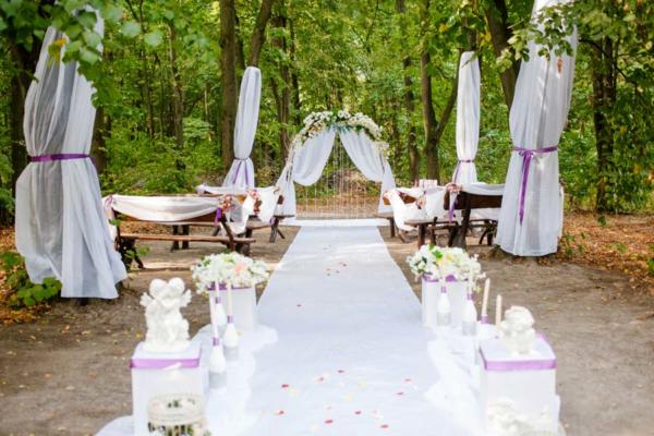 Виїзна церемонія на галявині