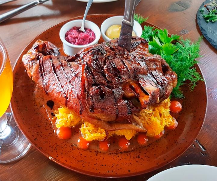 Свиняча голонка томлена в пиві від шеф-кухаря ресторану "Краків" голонка по-польськи томлена в пиві